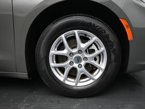 Used 2023 Chrysler Pacifica Touring-L FWD image 10