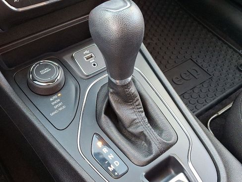 Used 2019 Jeep Cherokee Latitude w/ Cold Weather Group image 14