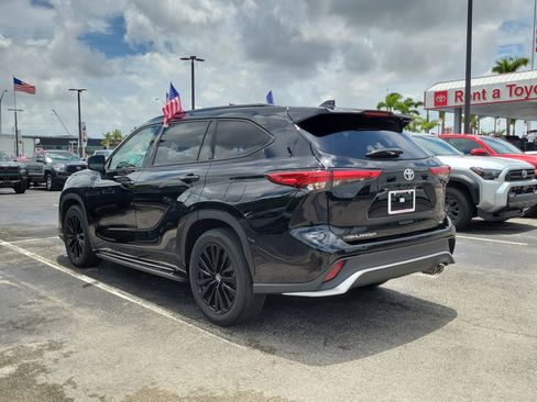 Used 2023 Toyota Highlander XSE FWD image 8