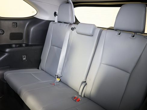 Used 2020 Toyota Highlander XLE image 12