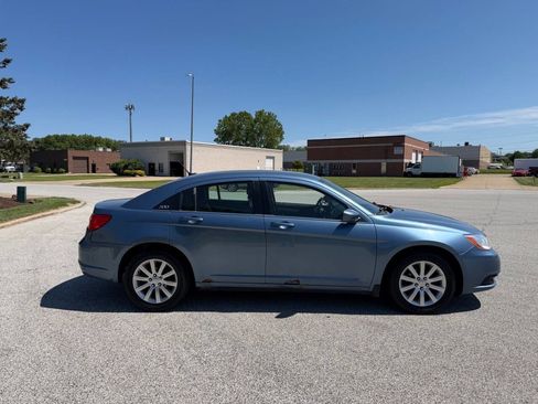 Used 2011 Chrysler 200 Touring FWD image 5