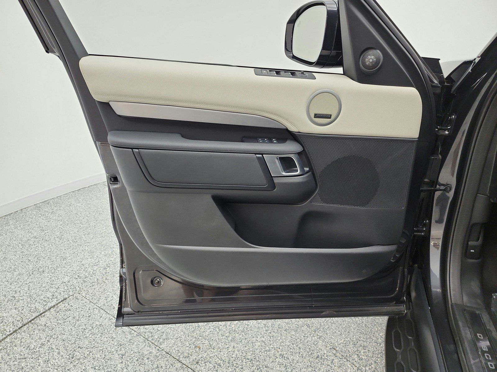 Used 2024 Land Rover Discovery Dynamic SE AWD/4WD image 12
