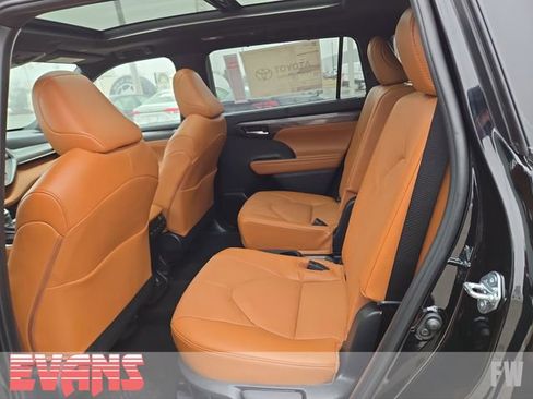 New 2026 Toyota Highlander Platinum image 25
