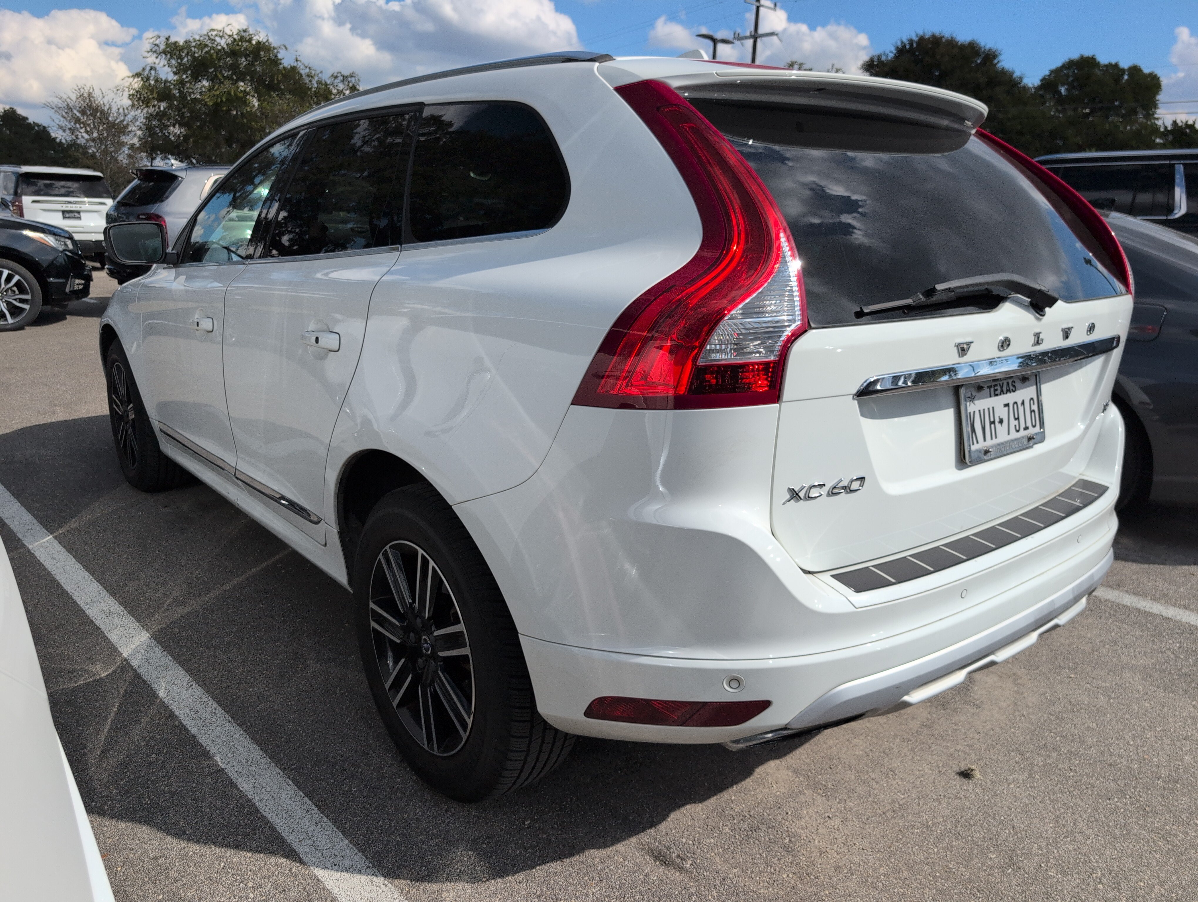 Used 2017 Volvo XC60 T5 Dynamic w/ Preferred Option Package FWD image 4