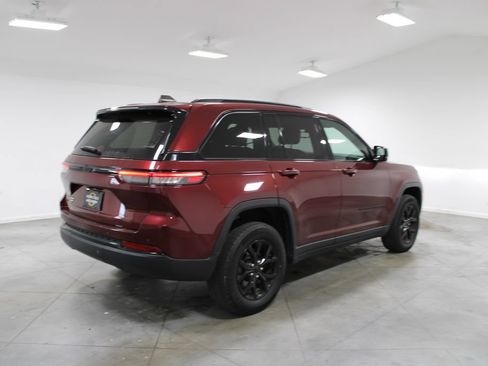 Used 2024 Jeep Grand Cherokee Altitude AWD/4WD image 9