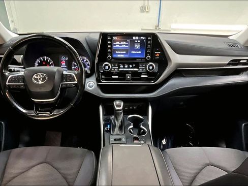 Used 2021 Toyota Highlander LE image 17