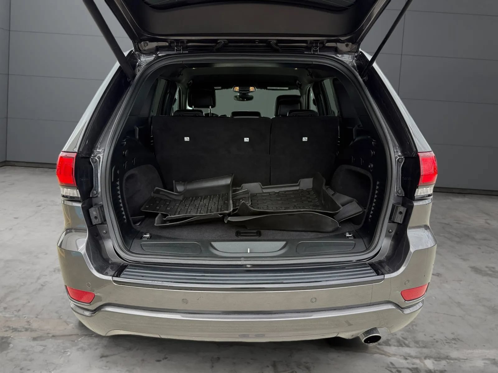 Used 2018 Jeep Grand Cherokee Altitude AWD/4WD image 10