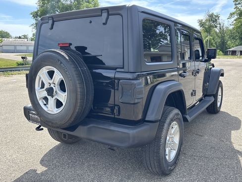 Used 2019 Jeep Wrangler Unlimited Sport S AWD/4WD image 3