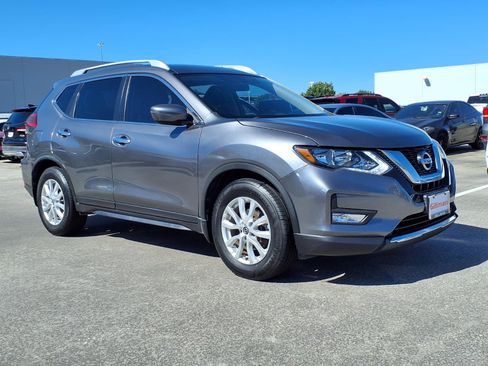 Used 2017 Nissan Rogue SV FWD image 2