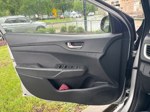Used 2022 Hyundai Accent SE FWD image 5