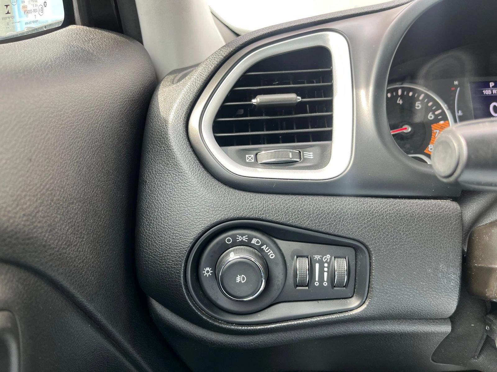Used 2020 Jeep Renegade Latitude FWD image 17
