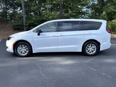 New 2025 Chrysler Voyager LX image 4