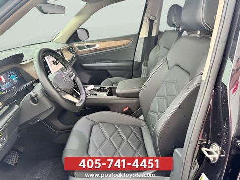 Used 2024 Volkswagen Atlas SE w/ Panoramic Sunroof Package FWD image 17