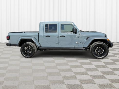 Used 2025 Jeep Gladiator Sport image 2