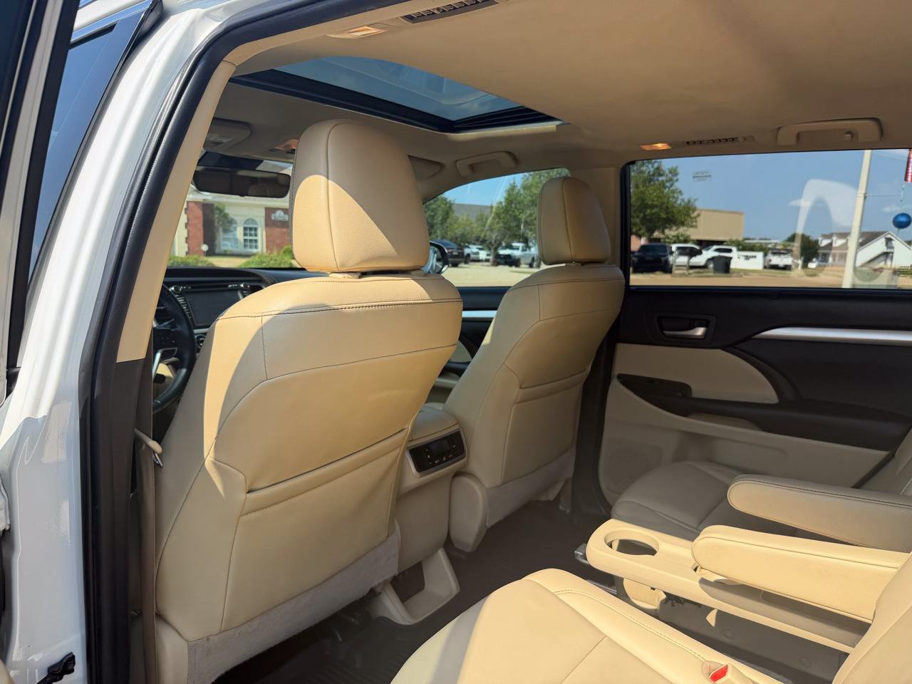 Used 2019 Toyota Highlander XLE FWD image 13