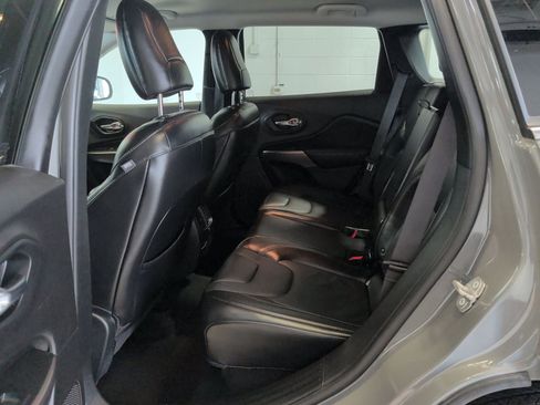 Used 2019 Jeep Cherokee Limited AWD/4WD image 10