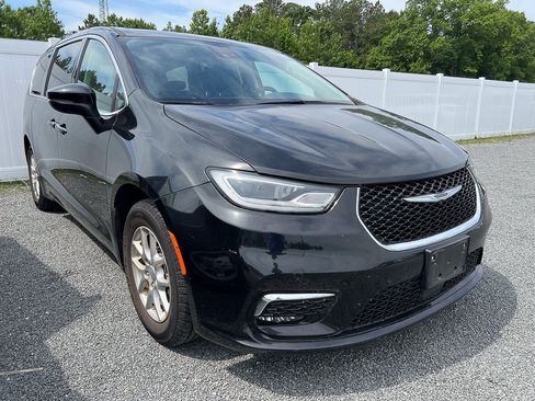 Used 2023 Chrysler Pacifica Touring-L FWD image 6