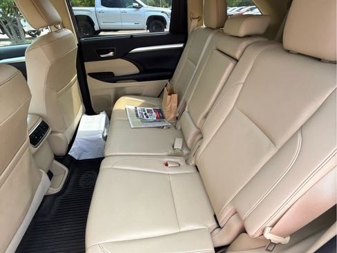 Used 2019 Toyota Highlander XLE AWD/4WD image 5