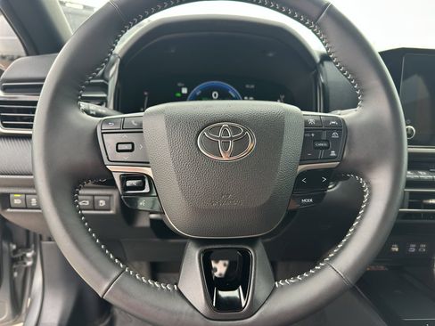 Used 2025 Toyota Camry SE image 13