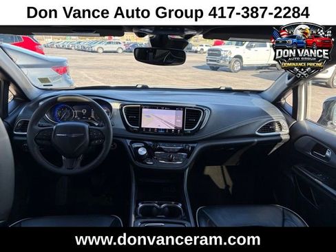 Used 2025 Chrysler Pacifica Limited image 13