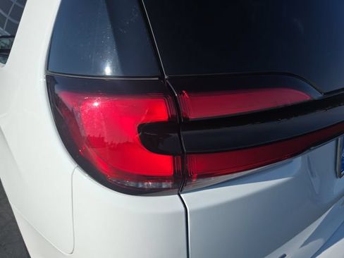 Used 2025 Chrysler Pacifica Limited FWD image 36