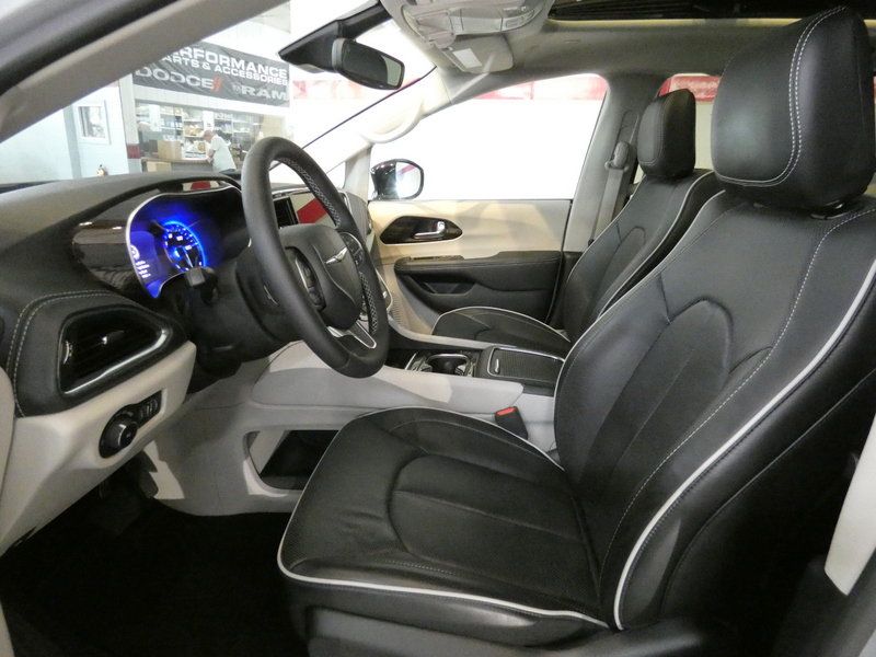 Used 2024 Chrysler Pacifica Limited w/ Trailer Tow Group AWD/4WD image 11
