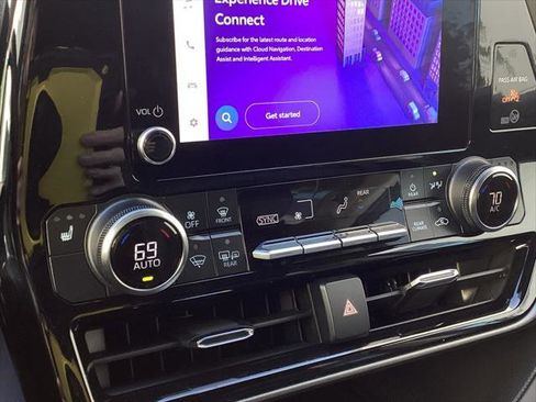 Certified 2024 Toyota Highlander XLE image 18