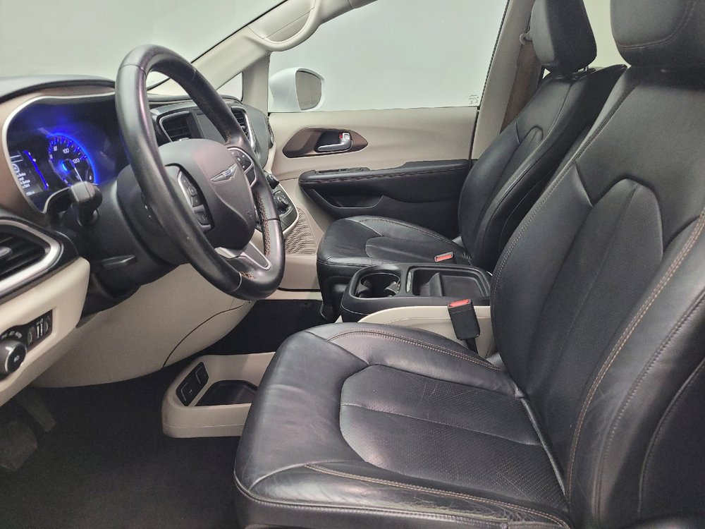 Used 2018 Chrysler Pacifica Touring-L FWD image 17