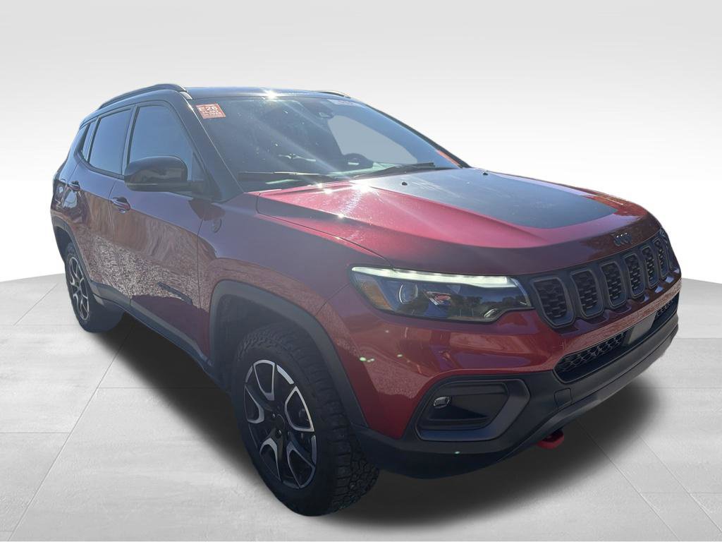 Used 2025 Jeep Compass Trailhawk w/ Trailhawk Elite Group AWD/4WD image 19
