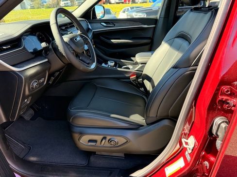 New 2025 Jeep Grand Cherokee Limited image 8