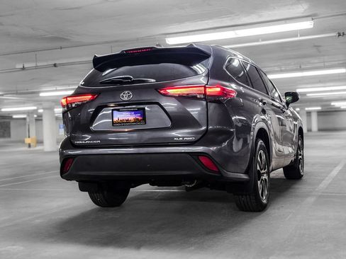 Used 2020 Toyota Highlander XLE AWD/4WD image 7