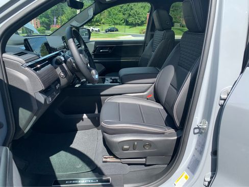 Used 2025 GMC Sierra EV Denali AWD/4WD image 12