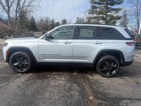 New 2026 Jeep Grand Cherokee Limited w/ Limited Altitude Package AWD/4WD image 6
