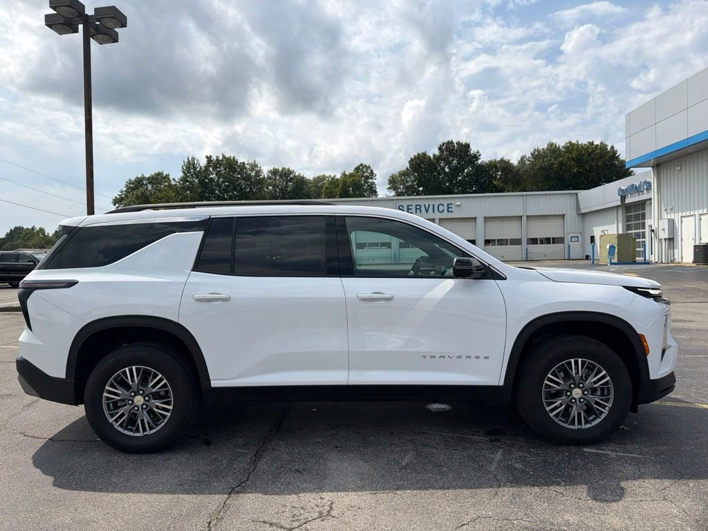 Used 2026 Chevrolet Traverse LT w/ Driver Confidence Package FWD image 2