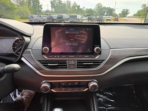 Used 2025 Nissan Altima 2.5 SV FWD image 12