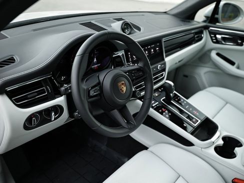 New 2026 Porsche Macan image 4