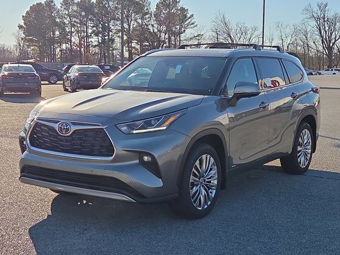 New 2026 Toyota Highlander Platinum image 2
