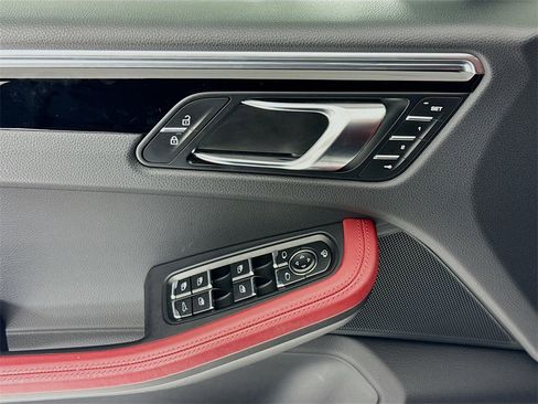 Certified 2025 Porsche Macan image 11