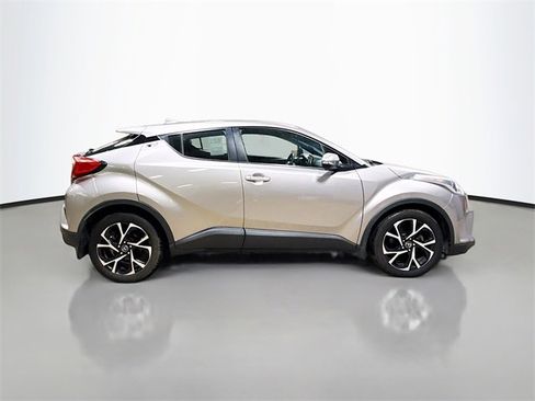 Used 2018 Toyota C-HR XLE image 6