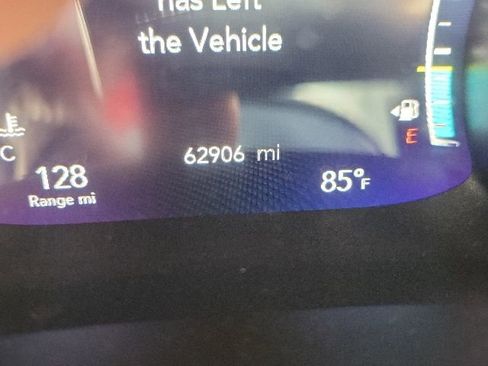 Used 2021 Chrysler Pacifica Touring-L w/ Uconnect Theater Family Group FWD image 5