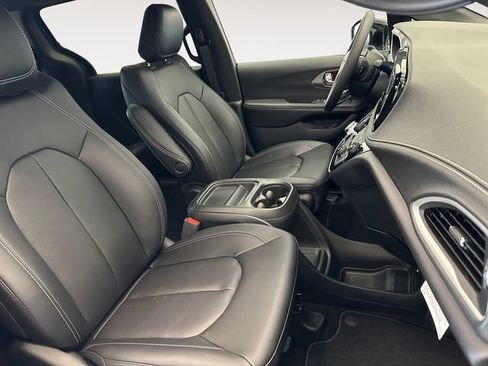 New 2027 Chrysler Pacifica Select w/ Family Tech Group FWD image 15