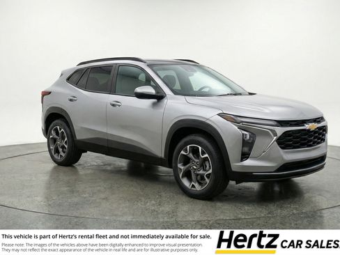 Used 2025 Chevrolet Trax LT FWD image 1