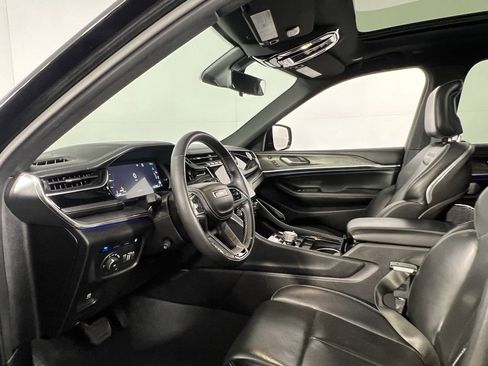 Used 2022 Jeep Grand Cherokee Overland w/ Advanced Protech Group III image 23