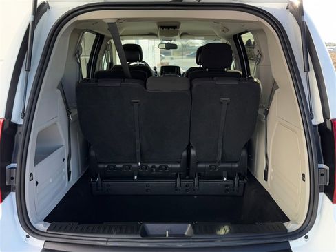 Used 2018 Dodge Grand Caravan SE w/ UConnect Hands-Free Group image 22