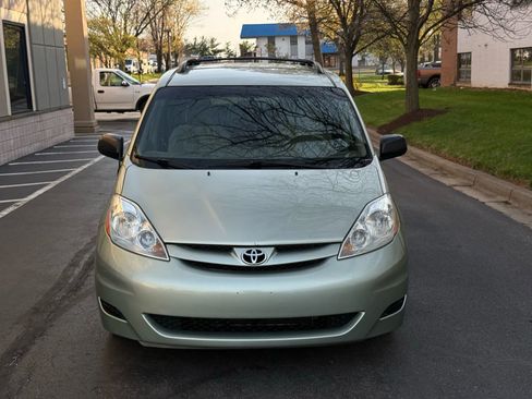 Used 2010 Toyota Sienna LE image 2