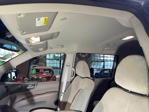 Used 2012 Kia Sedona EX FWD image 12