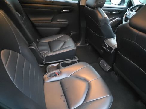 Used 2023 Toyota Highlander XLE AWD/4WD image 18