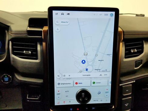 Used 2022 Ford F150 Lightning Lariat image 18