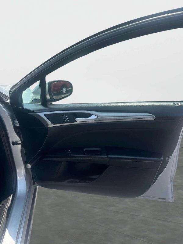Used 2019 Ford Fusion SE FWD image 13