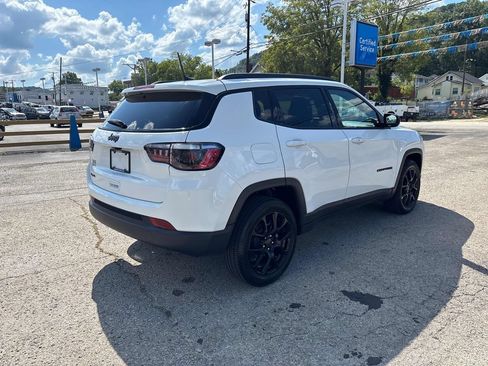 Used 2025 Jeep Compass Latitude w/ Convenience Group AWD/4WD image 5